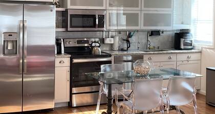 Cheerful bright nautical condo, 2 short blocks to beach.