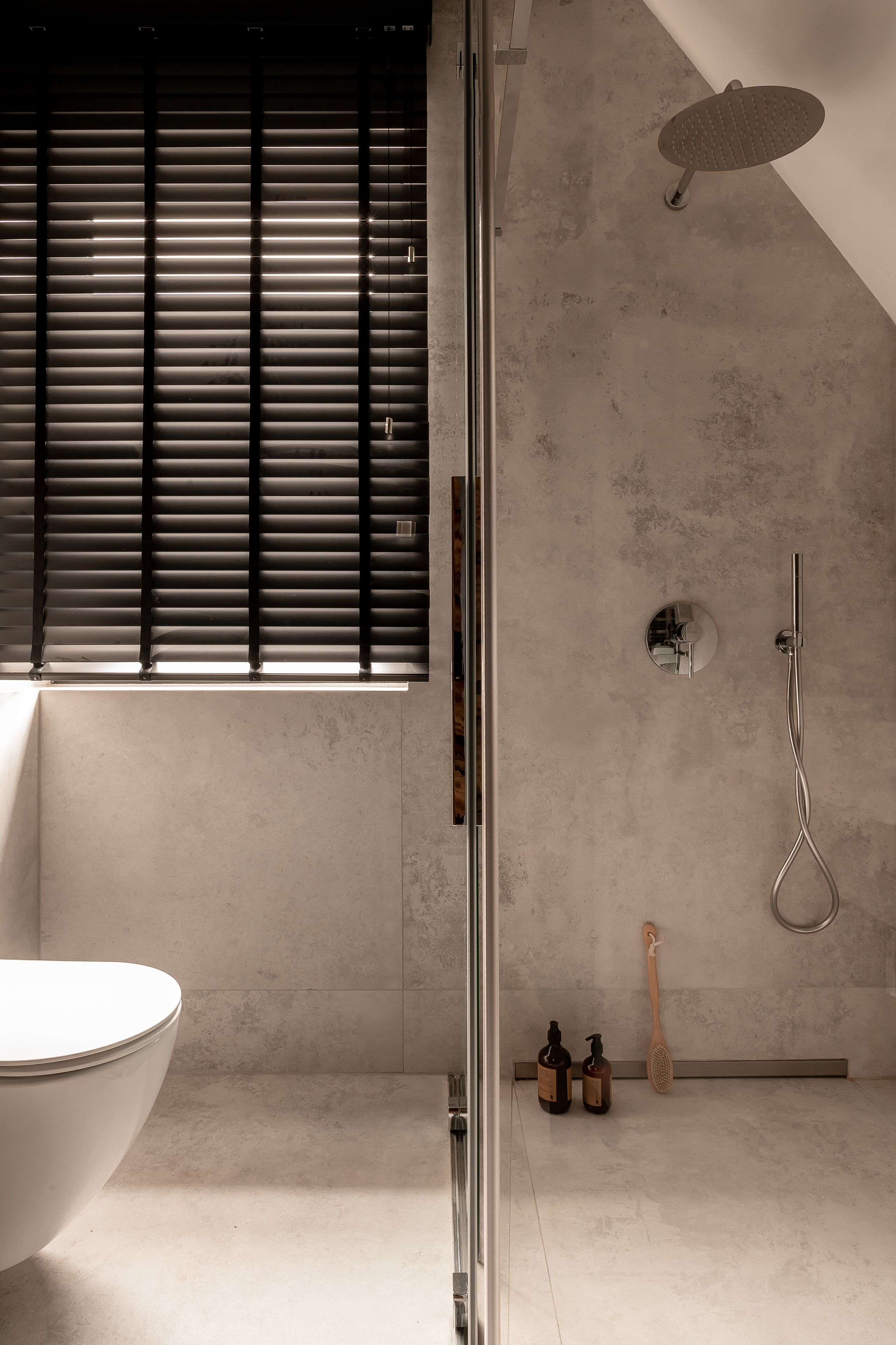 Un baño moderno con bañera, ducha e inodoro.