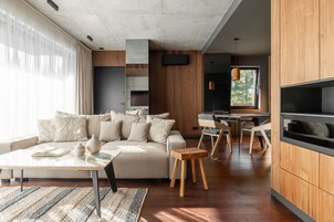 Executive Suite | Memory foam beds, minibar, in-room safe, soundproofing