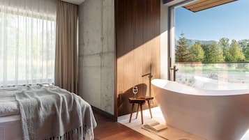 Executive Suite | Memory-foam beds, minibar, in-room safe, soundproofing