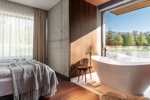 Executive-suite | Senge med madrasser af memory foam, minibar, pengeskab på værelset