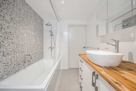 Bathroom. Chateau McNally - In the heart of Lancelin
