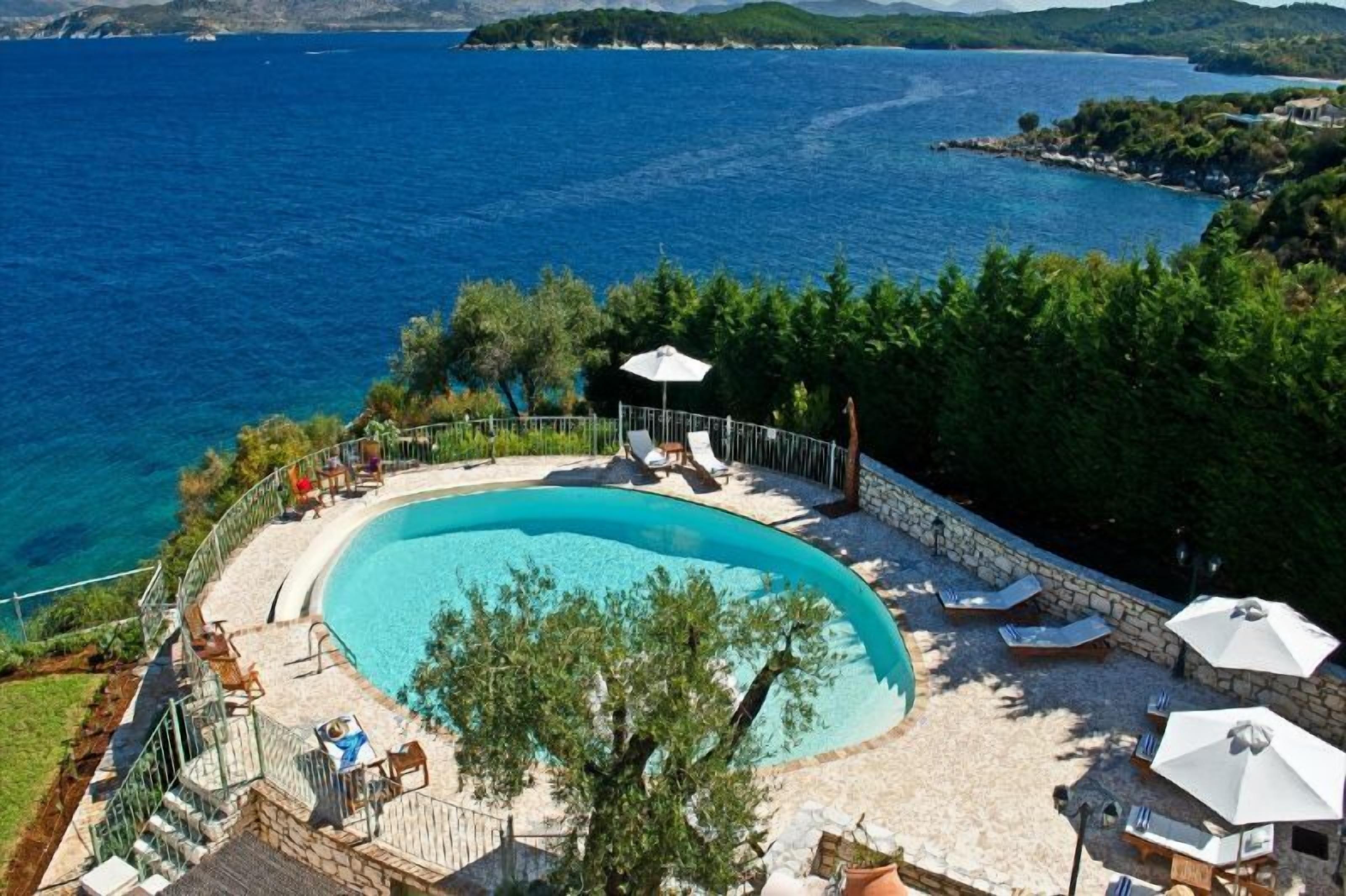 시즌별로 운영되는 야외 수영장