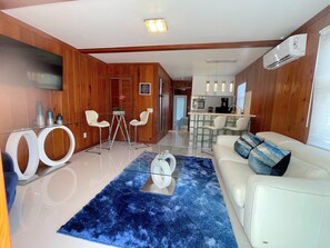 40-cm Smart TV with cable channels, TV - Nature View #3 (Fort Myers Beach)