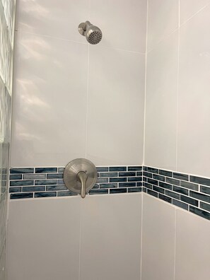 Apartment (1 Bedroom) | Bathroom | Shower, towels