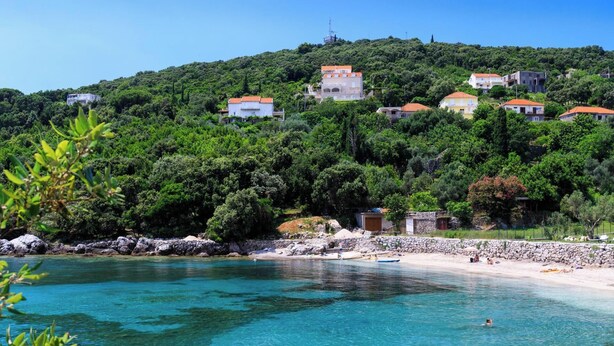 A coastal area with clear turquoise waters, a sandy beach, and buildings on a hillside. - Duka - One Bedroom Villa, Sleeps 2 (Dubravka, Konavle)