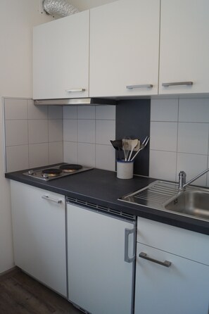 Kühlschrank, Ofen, Wasserkocher mit Kaffee-/Teezubehör, Wasserkocher
