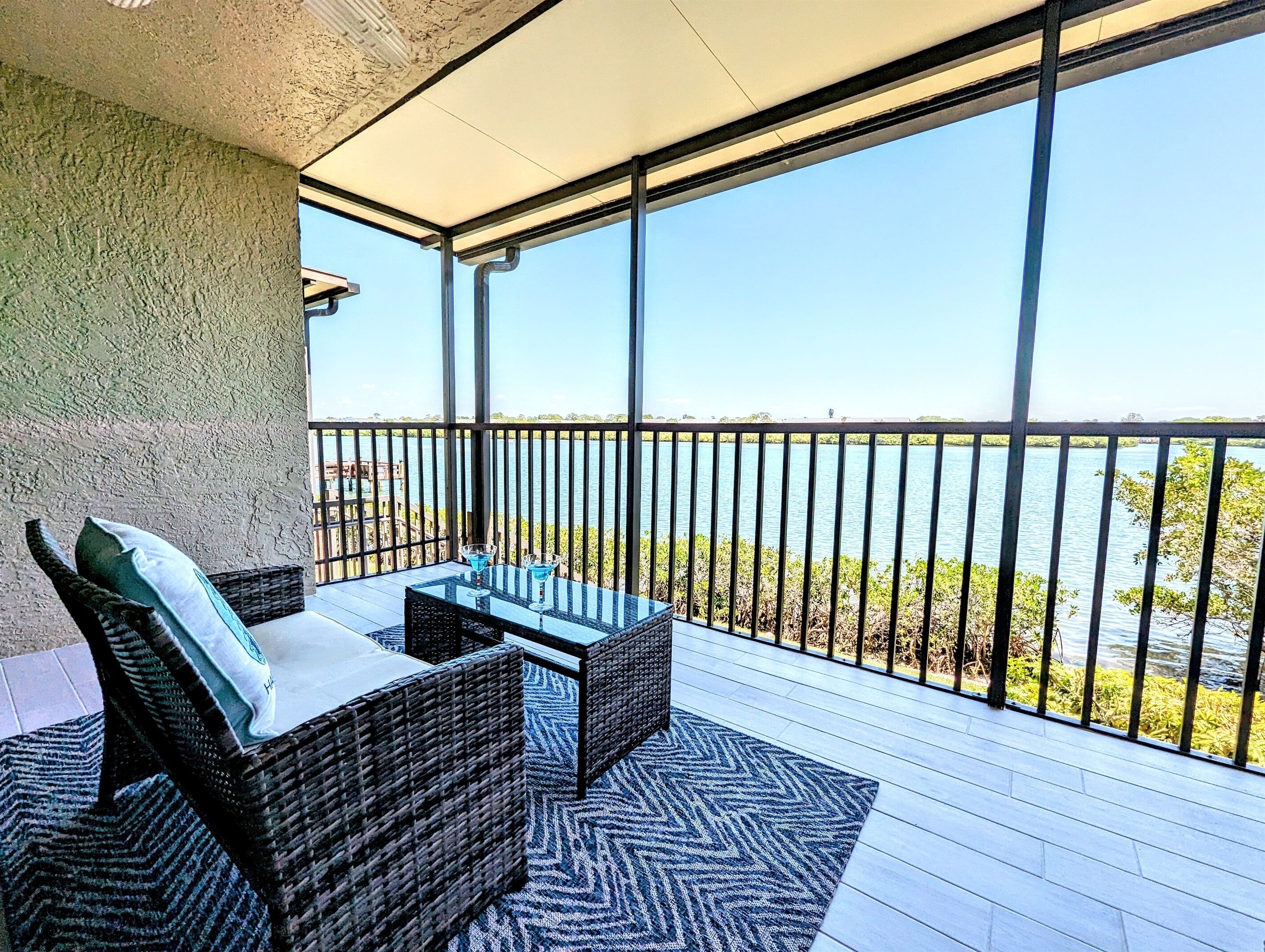 Waterfront Modern & Fresh, Perfect for Relaxation!