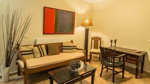 Un salon avec un canapé, une table basse et une table à manger.