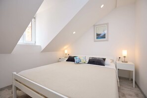 Leilighet (1 Bedroom) | 1 soverom, skrivebord for bærbar PC, barnesenger og sengetøy