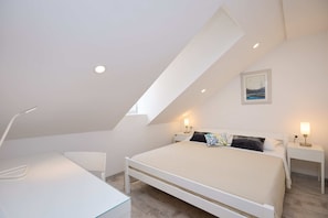 1 bedroom, laptop workspace, cots/infant beds, bed sheets