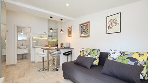อพาร์ทเมนท์ (2 Bedrooms) | ห้องนั่งเล่น | ทีวี
