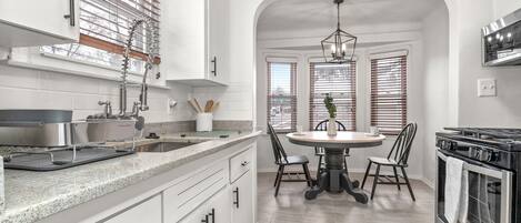 Fridge, coffee/tea maker