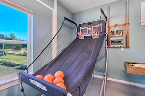 Fitness facility - AMAZING VIEW, 2 Homes, Hot Tubs, Steps to Beach, 8 Bedrooms, RecRoom (K&KGst) (Long Beach)