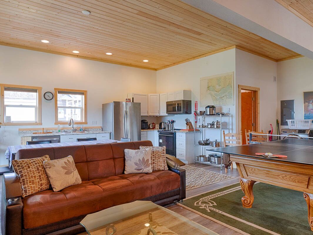 AMAZING VIEW, 2 Homes, 8 Bedrooms, RecRoom (K&KGst)