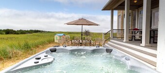 AMAZING VIEW, 2 Homes, Hot Tubs, Steps to Beach, 8 Bedrooms, RecRoom (K&KGst)