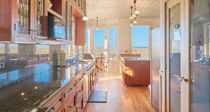 AMAZING VIEW, 2 Homes, Hot Tubs, Steps to Beach, 8 Bedrooms, RecRoom (K&KGst)