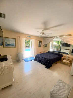 3 bedrooms, desk, free WiFi, bed sheets - SIESTA KEY BEACH COTTAGE, 5 Minute walk to Sunset on the Beach (Siesta Key)