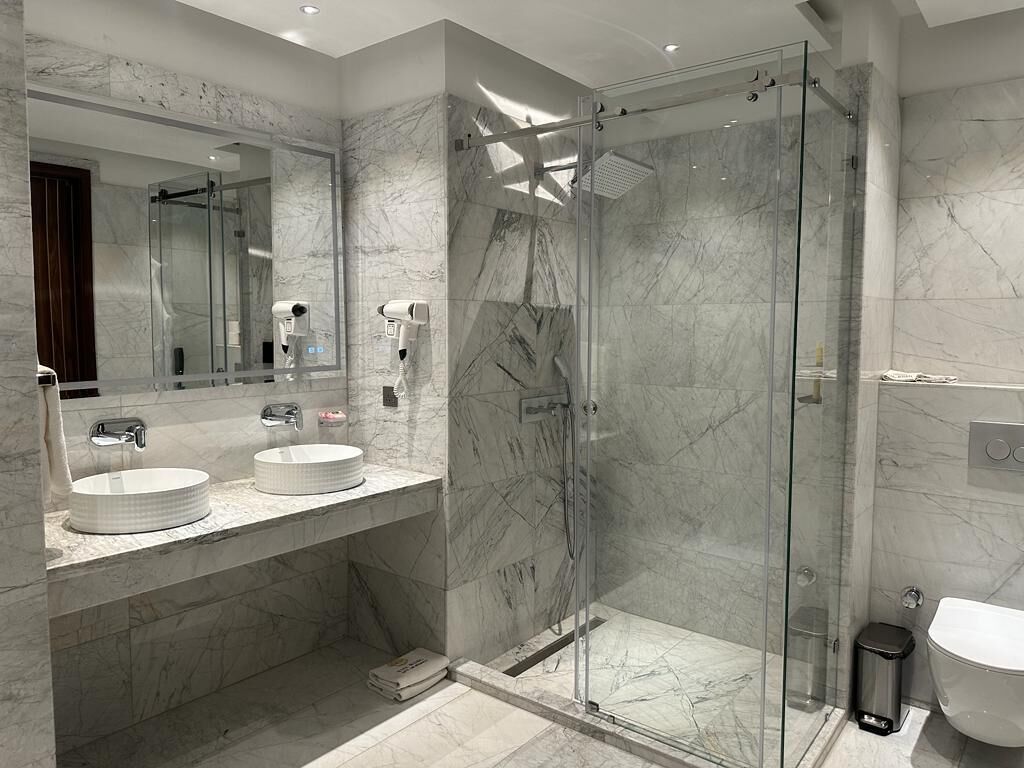 luxury room, 1 bedroom, non smoking, city view | bathroom | shower, slippers, towels