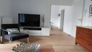 Una Smart TV, libros