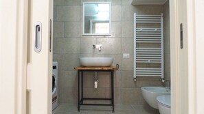 Douche, sĂšche-cheveux, serviettes fournies
