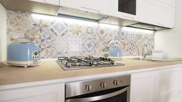 Frigorifero, microonde, forno, piano cottura