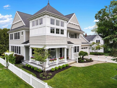 Newly decorated Wequetonsing Home - Walking distance to downtown.