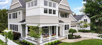 Newly decorated Wequetonsing Home - Walking distance to downtown.