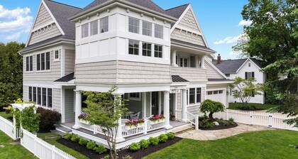 Newly decorated Wequetonsing Home - Walking distance to downtown.