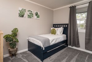 3 habitaciones, tabla de planchar con plancha y cuna de viaje