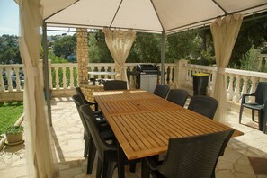 Outdoor dining - Villa Recuerdo - Spanish villa with sea view and pool - 8 min. to the beach (Cunit)
