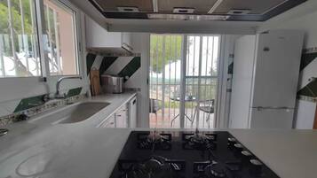 Een koelkast, een magnetron, een oven, een kookplaat