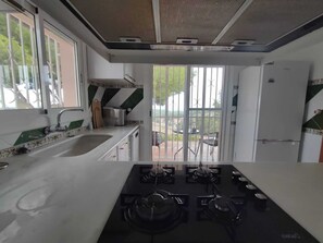 Fridge, microwave, oven, stovetop - Villa Recuerdo - Spanish villa with sea view and pool - 8 min. to the beach (Cunit)