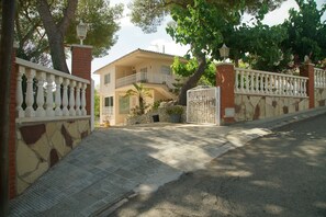 Exterior - Villa Recuerdo - Spanish villa with sea view and pool - 8 min. to the beach (Cunit)