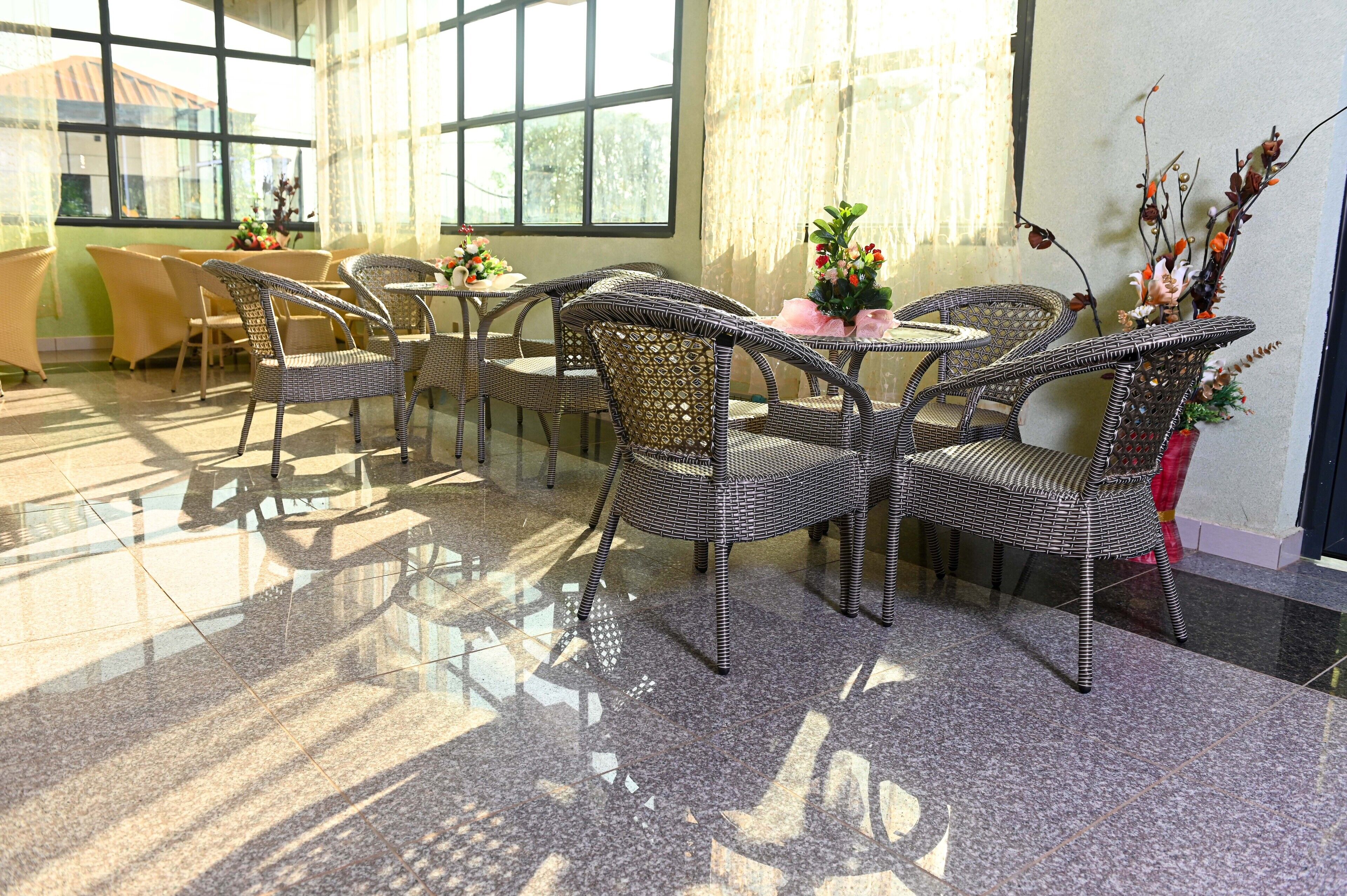 Desayuno completo diario (EUR 10 por persona)