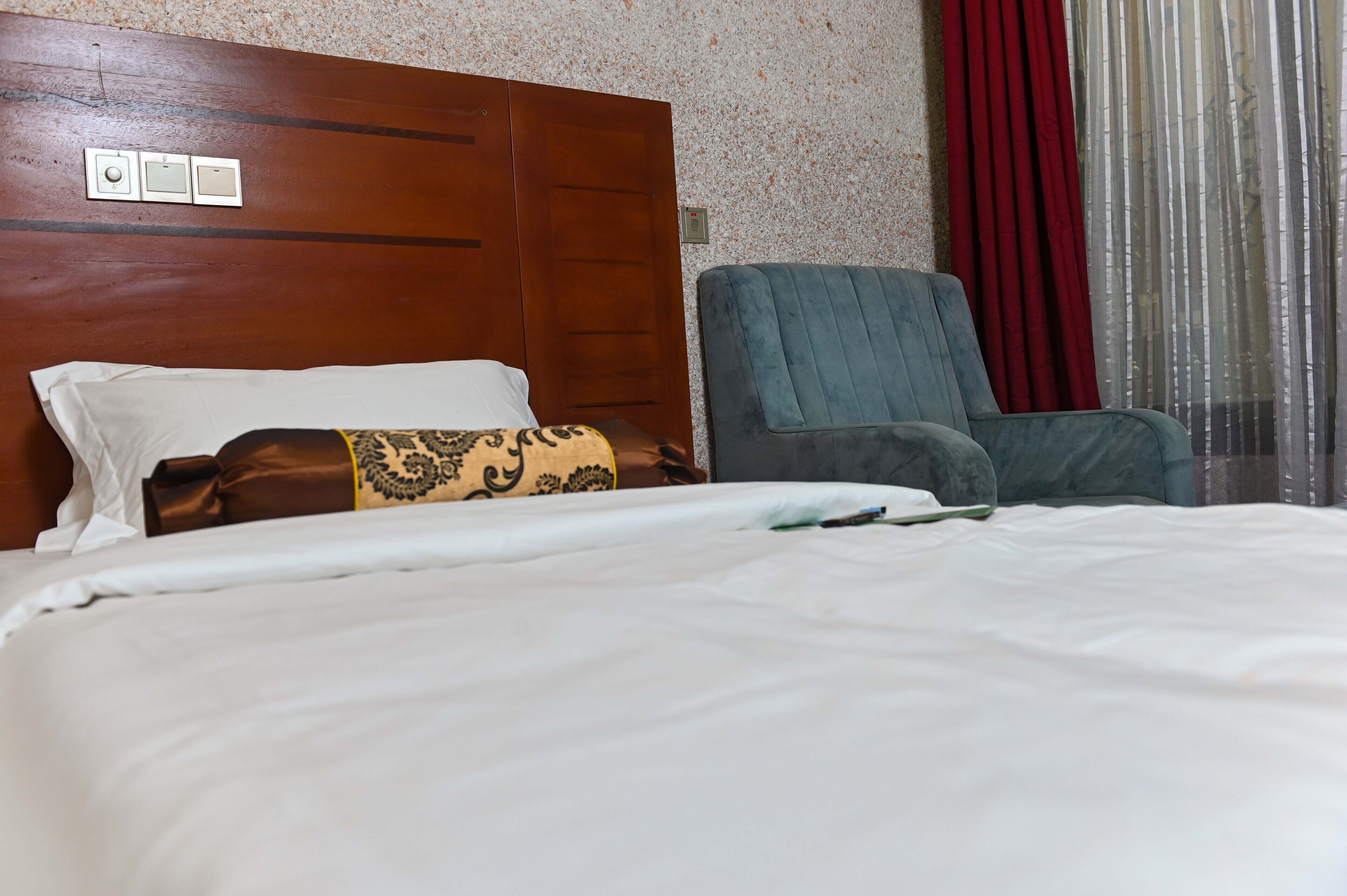 双人房或双床房 | 客房内保险箱、特色装修、特色家居、办公桌