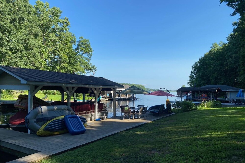 Adorable 3BR 2BA waterfront cottage with guest house, "man cave" and more!