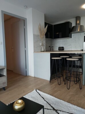 Réfrigérateur, micro-ondes, four, plaque de cuisson