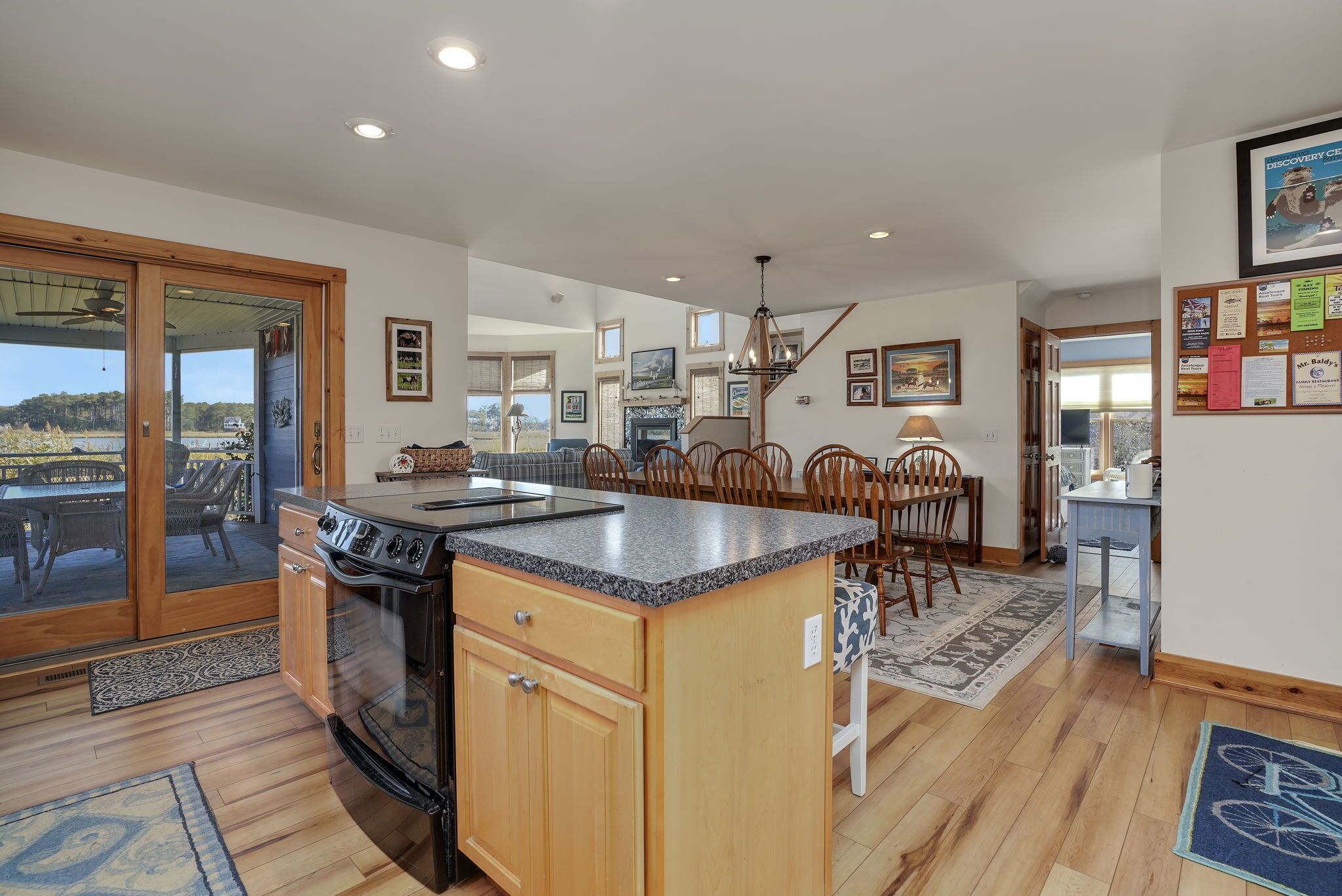 Egret's Cove, pet friendly home with hot tub and fenced in yard