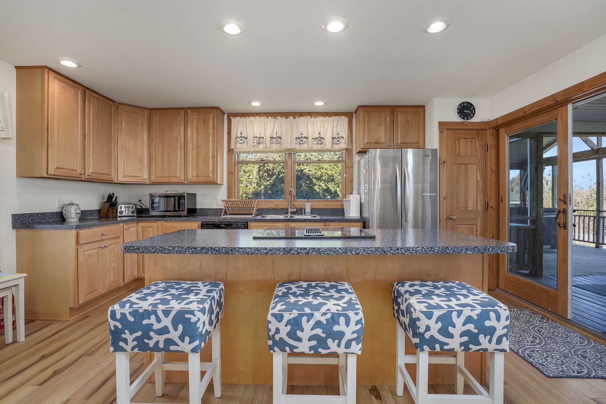 Egret's Cove, pet friendly home with hot tub and fenced in yard