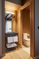 华丽双人房 | 浴室 | 淋浴设施、毛巾