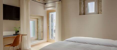 Suite estudio | Escritorio, espacio para trabajar con laptop y wifi gratis