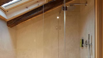 Habitación superior | Baño | Ducha y toallas