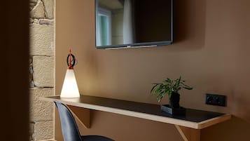 Deluxe Δίκλινο Δωμάτιο (Double) | Γραφείο, χώρος εργασίας για λάπτοπ, δωρεάν Wi-Fi, κλινοσκεπάσματα