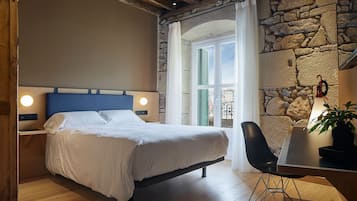 Phòng đôi Deluxe | Bàn, khu vực làm việc phù hợp cho laptop