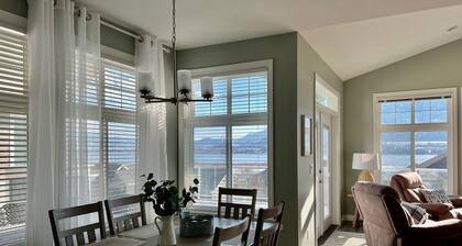 Beach, boatslip, 2 pools, 2 hottubs, 4 bdrm house sleeps 12