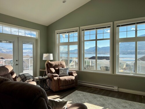 Beach, boatslip, 2 pools, 2 hottubs, 4 bdrm house sleeps 12