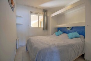 1 chambre, fer et planche à repasser