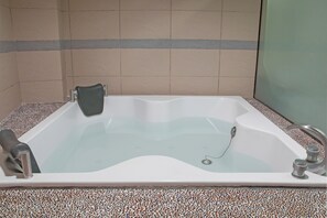Deluxe Quadruple Room | Bathroom | Combined shower/bathtub, spring water bathtub, rainfall showerhead - TONG PU HOTEL (Xinyi)
