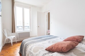 1 bedroom, iron/ironing board, travel crib, free WiFi - Le Clyde - Spacious 2-room apartment in the heart of Honfleur (Honfleur)